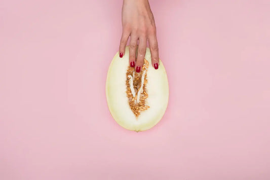 Imagen sugestiva de una mano tocando un melon emulando como masturbar el clitoris