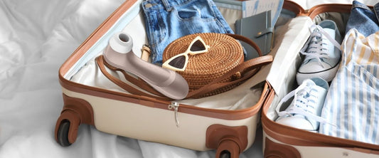 Maleta con varios articulos incluyendo un satisfyer Pro 2