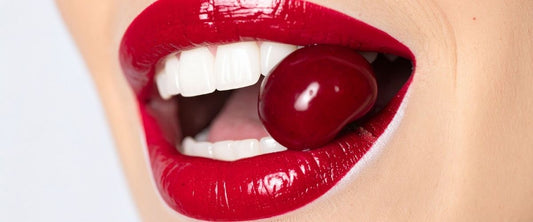 Boca de mujer sexy comiendo cereza, mejores alimentos antes del sexo