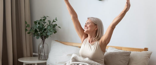 Sexo y menopausia, nuevos horizontes de placer, mujer mayor estirandose en la cama