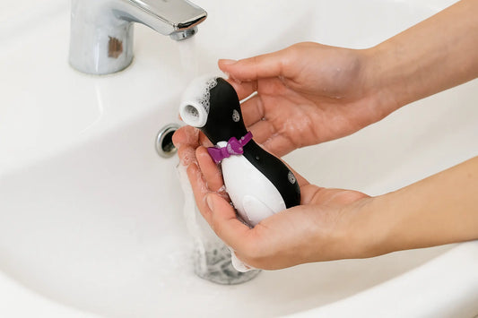 Cómo limpiar tu juguete íntimo paso a paso, Penguin Satisfyer