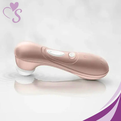 Satisfyer Pro 2 color oro rosado boca abajo mostrando el uso de vibraciones en agua